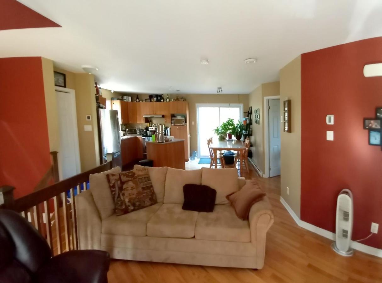 Guests Room For Rent / Chambre Prive Dans Maison Partager Maria Exterior photo